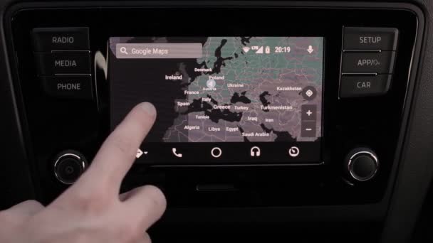 Позбавлені чоловіки використовують карту автомобіля Skoda Rapid. Google map in the car infotainment. — стокове відео