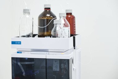 Agilent HPLC sisteminde kimyasal veya ilaç laboratuvarlarındaki organik bileşiklerin ayrılması için mobil faz çözücüleri. Eylül 2020, San Francisco, ABD 