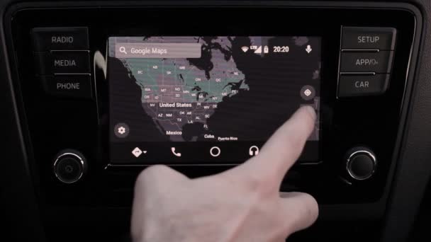 Close-up mans hand met behulp van een kaart in Skoda Snelle auto. Google maps in de auto infotainment. — Stockvideo