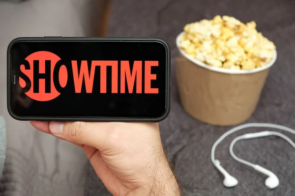 Logotipo de Showtime en la pantalla del teléfono móvil con palomitas de maíz y auriculares de Apple en el fondo, septiembre 2020, San Francisco, EE.UU. —  Fotos de Stock