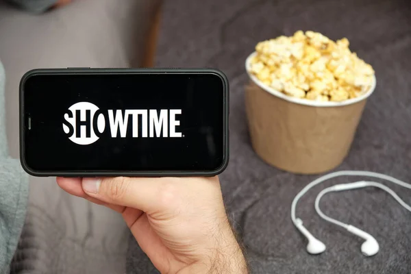 Showtime-Logo auf dem Handy-Bildschirm mit Popcorn-Box und Apple-Ohrhörern im Hintergrund, September 2020, San Francisco, USA — Stockfoto