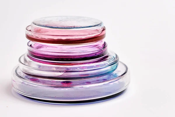带有细菌菌落的五颜六色琼脂培养基培养皿中的金字塔在微生物实验室的生化分析 — 图库照片