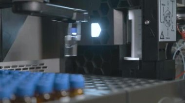 Otomatik örnekleyici bir şişe alır ve yüksek performanslı sıvı kromatografiye bir örnek enjekte eder. 