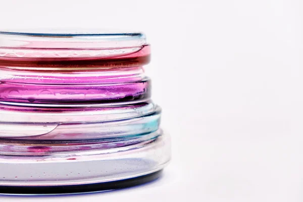 Πυραμίδες από Petri πιάτα με πολύχρωμα μέσα άγαρ με βακτηριακές αποικίες για βιοχημική ανάλυση σε μικροβιολογικό εργαστήριο με αντιγραφικό χώρο — Φωτογραφία Αρχείου