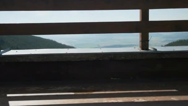从带有木制栏杆的阳台上，可以看到山谷中令人惊奇的景象. — 图库视频影像