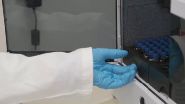 Analitik kimyager otomatik HPLC örnekleyicisi için bir şişe alır