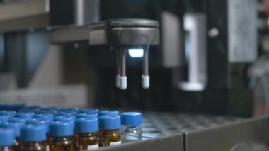Otomatik örnekleyici bir şişe alır ve yüksek performanslı sıvı kromatografiye bir örnek enjekte eder. 