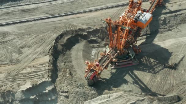 Vista aérea de la excavadora de ruedas de cubo en proceso de extracción de recursos naturales. Industria pesada. — Vídeo de stock