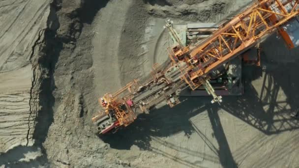 Doğal kaynak arama işlemindeki kova tekerleği kazıcısının havadan görüntüsü. Ağır sanayi. — Stok video