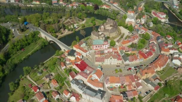 Vista aérea do castelo de Loket, rodeado pelo rio Ohri, República Checa — Vídeo de Stock