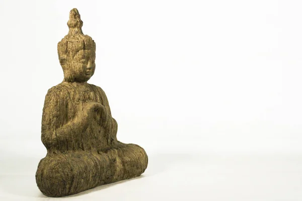 Ahşap beyaz arka plandan yapılmış Buda heykeli