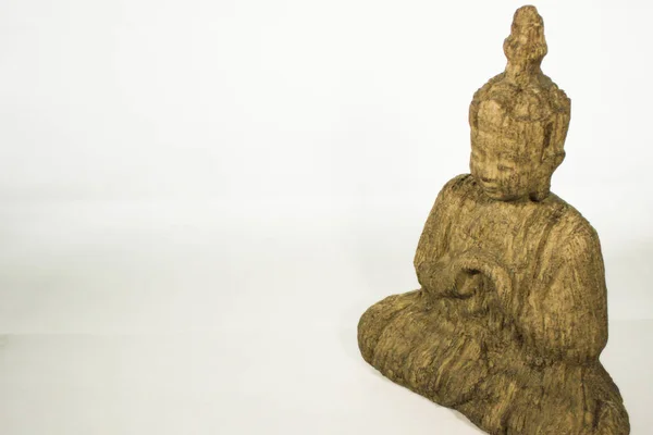 Ahşap beyaz arka plandan yapılmış Buda heykeli