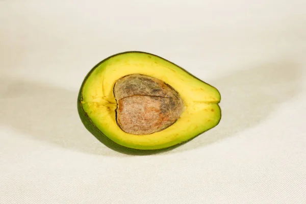 avokado beyaz arkaplanda izole edildi