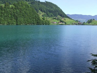         Dağlardaki güzel göl