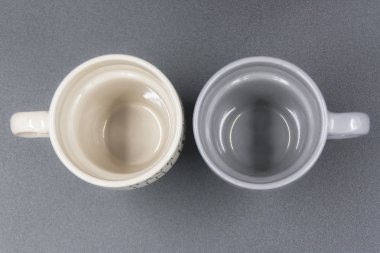 makro iki boş bardak kahve ile farklı renk mesajı ayrıntılarını ayarla