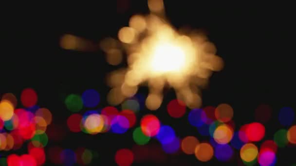 多重またはぼやけて丸いライト 円および黒い画面の半分に輝く 新しい年 クリスマスおよび休日の背景 ラウンド ライトおよびベンガルの自然色の点滅 ぼやけて 動画クリップ