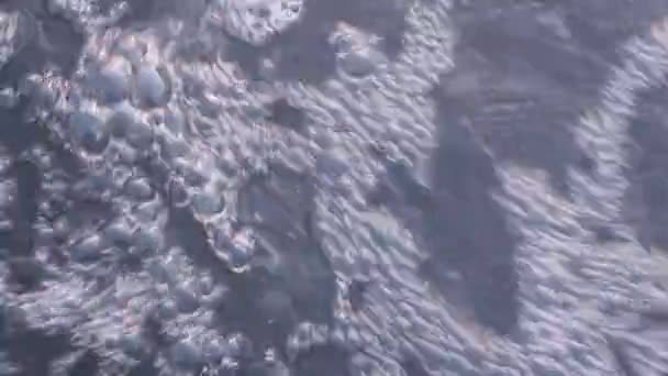Pohybující Voda Vodní Bubliny Náhodně Pohybuje Přírodní Voda Zdola Nahoru — Stock video