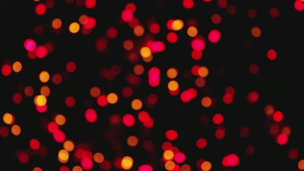 模糊或模糊的圆形灯 在全黑屏上圆圈 圣诞节和节日背景 自然彩色的博克灯 — 图库视频影像