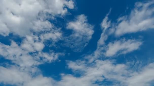 Zeitraffer der Wolken am blauen Himmel Stockvideo