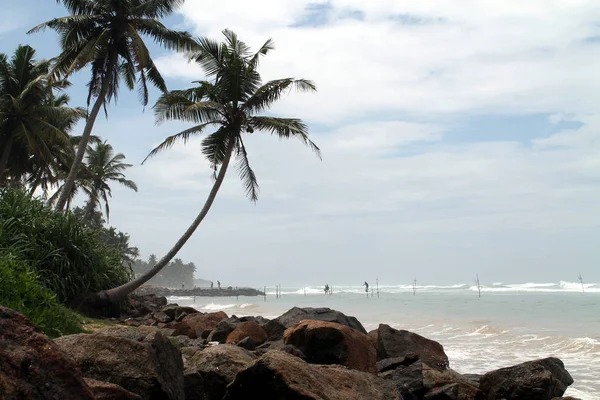 Rybacy Sri Lanki Pracy Przy Dużym Przypływie — Zdjęcie stockowe