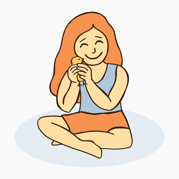 矢量卡通风格的插图 一个快乐的微笑的女孩玩和拥抱一个黄色的小鸡坐在草地上 — 图库矢量图片