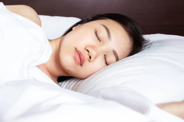 Donne Asiatiche Dormono Profondamente Sul Comodo Letto Hotel Vicino — Foto Stock