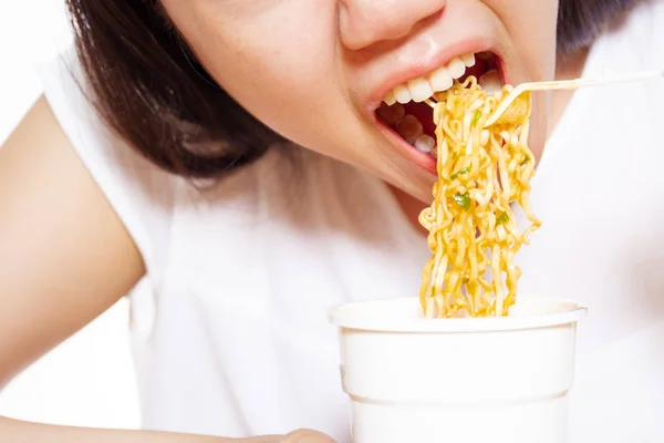 Asiática Chica Disfrutar Comiendo Delicioso Fideos Cerca Blanco Fondo — Foto de Stock