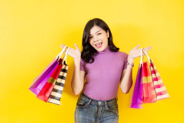 Porträttfotografi Vacker Asiatisk Tjej Ålder Mellan Som Njuter Shopping Och — Stockfoto