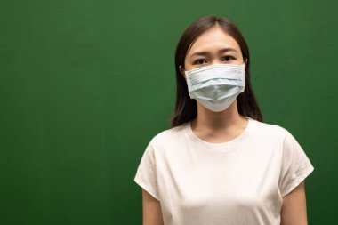 Korunaklı maske takan Asyalı kadın Coronavirus 'tan korumak için, COVID-19 diğer insanlardan korumak için. COVID19 Asyalı insanların korunması konsepti. Hijyen koruyucu maske takan bir kadın..
