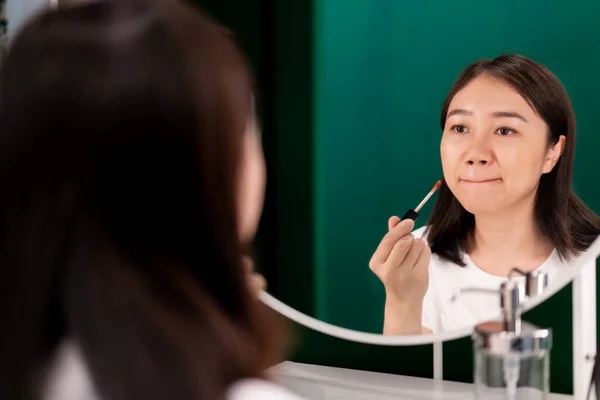 Linda Jovem Mulher Etnia Asiática Olhando Espelho Aplicando Brilho Lábios — Fotografia de Stock