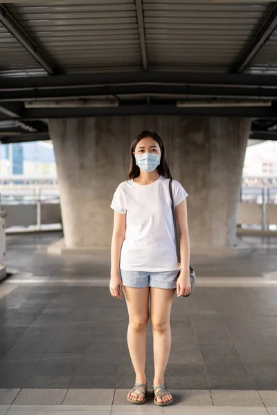 Hermosa Mujer Asiática Joven Que Lleva Máscara Protectora Mientras Viaja — Foto de Stock