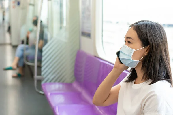 Hermosa Mujer Asiática Joven Que Usa Máscara Protectora Mientras Viaja — Foto de Stock