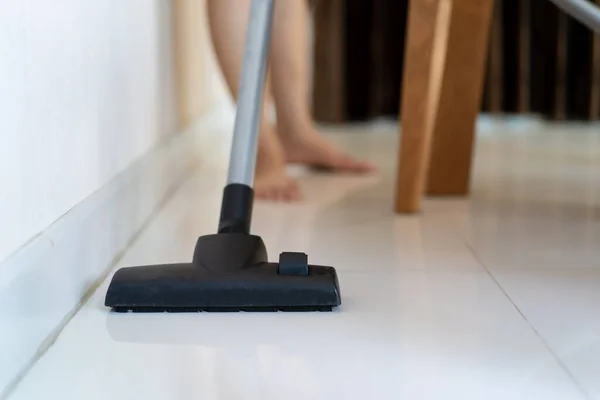 Mujer Limpiando Sala Estar Casa Mediante Uso Una Aspiradora Para — Foto de Stock