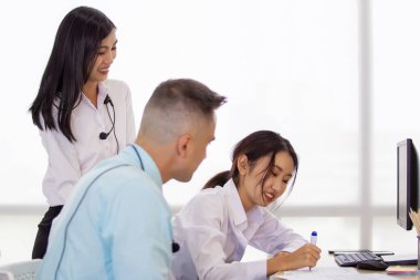 Ofiste birlikte çalışan çağrı merkezi ekibinin portresi. Ofiste iyi bir çalışma ortamı için çalışan yardım masası çalışanları. Şirketteki operatör ekibi müşteriyle iletişim kurar