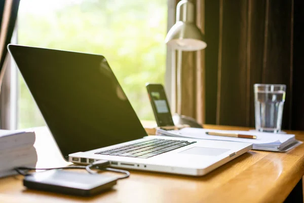 Ev yapımı modern iş hayatı konsepti, ev ofis aksesuarları arasında dizüstü bilgisayar (PC), hesap makinesi, belge, kağıt ve kopyalanmış harici sabit disk yer aldı. Taşınabilir aygıtlar