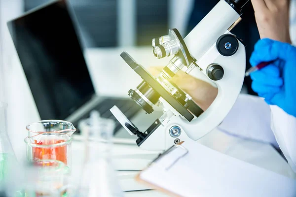 Professional Chemical Bio Scientist Using Microscope Investigate Sampling New Vaccine — Stock Photo, Image