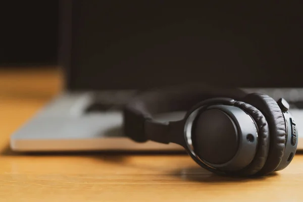 Moderne Drahtlose Stereo Kopfhörer Auf Dem Laptop Mit Kopierraum Auf — Stockfoto