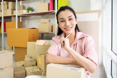 Çevrimiçi güzel Asyalı kadın girişimci, çevrimiçi pazar yeri üzerinden ürün satan kadın.