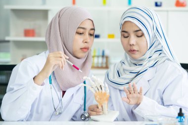 Asyalı genç müslüman bilim öğrencisi bu deneyi üniversitelerinde laboratuvarda yapıyor. Müslüman bilim adamları kimyasal bir örneği araştırıyor. Asya ülkeleri kavramında biyolojik teknoloji gelişimi.