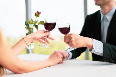 Batılı karı koca Sevgililer Günü 'nde Sky Bar restoranında öğle yemeği yiyorlar. Çift olarak yemek yiyeceğiz..