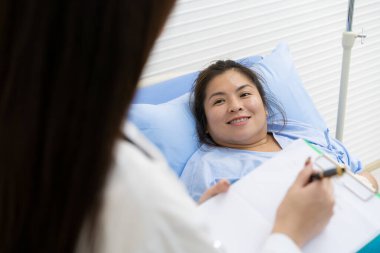 Hastanede uzman bir doktor bir kadın hastaya heath hastalığını açıklıyor, doktor kontrol ediyor ve endişeli kadın hastaya muayene sonuçlarını gösteriyor. Yaralı kız kemik terapistiyle tanışır..