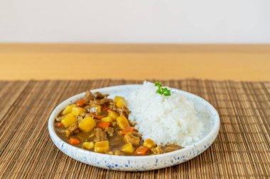 Japon körili bifteği ve Japon pirinciyle servis edilir. Japonya 'nın geleneksel popüler yemekleri.