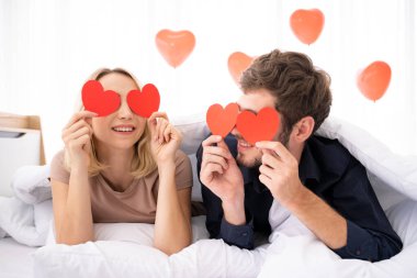 Genç Batılı çift yatak odasında romantik anlar yaşıyor, Sevgililer Günü konsepti..