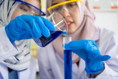 Laboratuvarda çalışan Asyalı Müslüman bilim kadını.