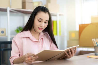 Güzel Asyalı kadın portresi e-ticaret ve online alışveriş konsepti.