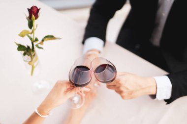 Batılı karı koca Sevgililer Günü 'nde Sky Bar restoranında öğle yemeği yiyorlar. Çift olarak yemek yiyeceğiz..