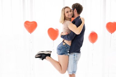 Kafkasyalı genç çift romantik bir anda portre çiziyor. Sevgililer Günü konseptinde romantik bir çift.