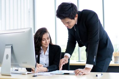 Yönetici iş adamları modern ofislerinde fikir alışverişinde bulunuyorlar. Uluslararası iş adamları şirket stratejisi hakkında tartışıyorlar. Takım çalışması ve işbirliği kavramı