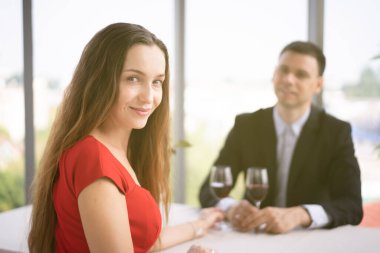 Batılı karı koca Sevgililer Günü 'nde Sky Bar restoranında öğle yemeği yiyorlar. Çift olarak yemek yiyeceğiz..