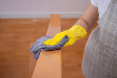 Temizlikçi merdivenleri alkol ve sıvı temizlik solüsyonu kullanarak temizliyor. Covid-19 koruma konsepti, günlük hayatta her zaman temizlik malzemesi. Sağlık ve Sağlık Hizmetleri.